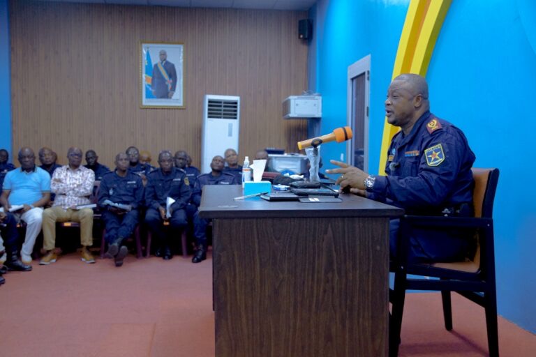 Kinshasa : la police met fin aux arrestations controversées de jeunes aux cheveux tressés