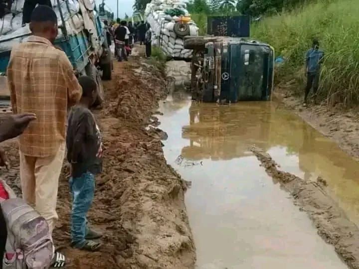 Kongo-Central : La dégradation avancée de la RN16 inquiète les usagers et freine les échanges économiques