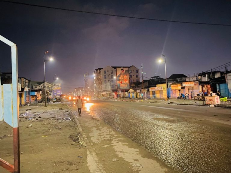 Kasavubu : l’avenue Gambela sort enfin de l’obscurité grâce à l’éclairage public