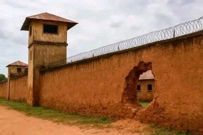 Kwilu : Après l’évasion de plus de 22 détenus à Idiofa, la société civile plaide pour la construction d’une nouvelle prison