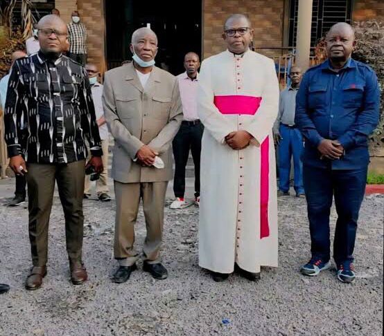 Incendie de l’église Shekinah : Mgr Donatien N’shole exprime sa solidarité au pasteur Richard Diyoka