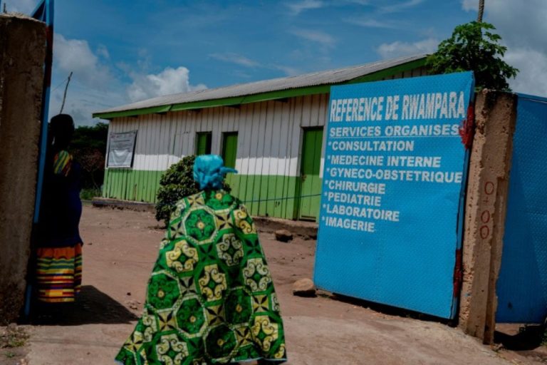 Crise à Rwampara : des malades d’Ebola fuient après le saccage des unités d’isolement
