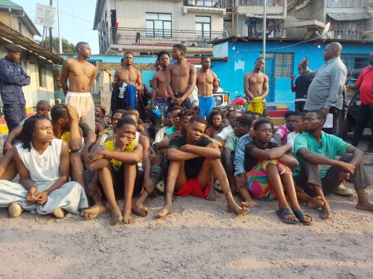 Kinshasa : la police présente 72 présumés bandits urbains à la population de Mont-Ngafula 
