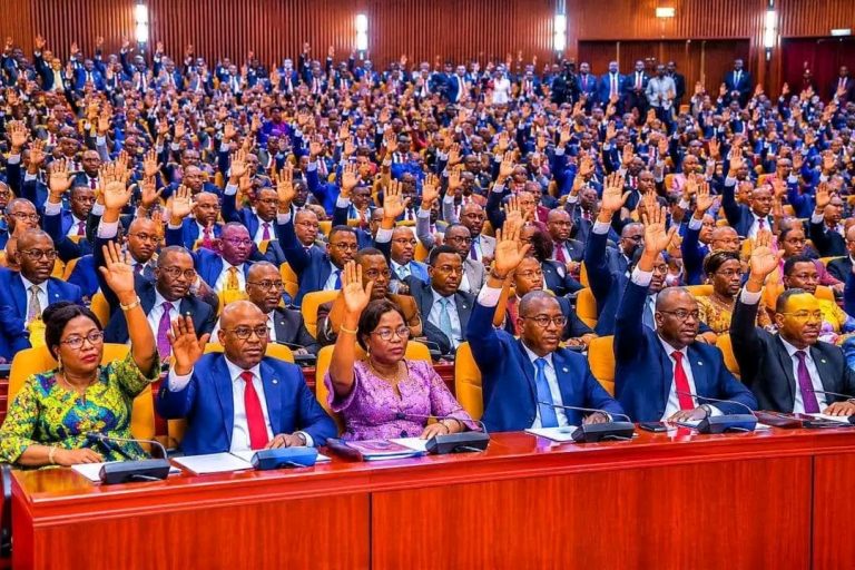 Référendum en RDC : l&rsquo;Assemblée nationale balise le chemin malgré le boycott de l&rsquo;opposition