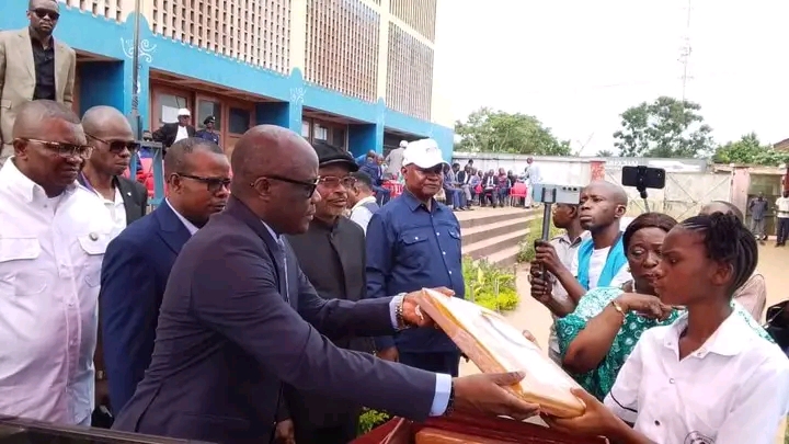 Équateur : Le vice-ministre de l&rsquo;éducation nationale Théodore Kazadi supervise les épreuves de dissertation de l’Examen d’État à Mbandaka