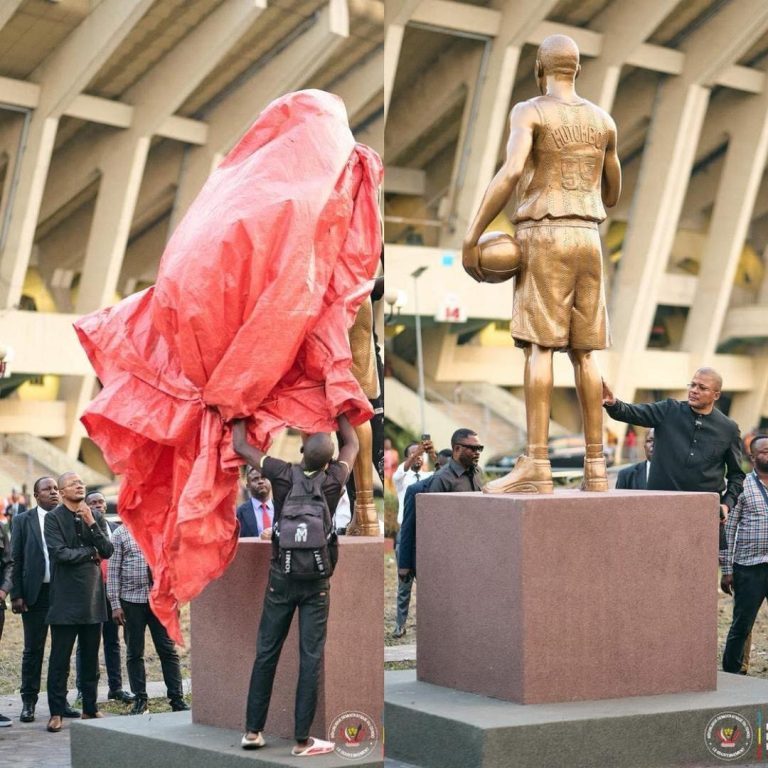 Sports : Didier Budimbu inaugure les statues de Dikembe Mutombo et Ndaye Mulamba au Stade des Martyrs
