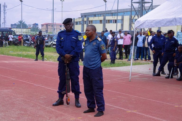 Kinshasa : Un policier déféré à l’auditorat militaire après avoir abandonné son arme dans un bar