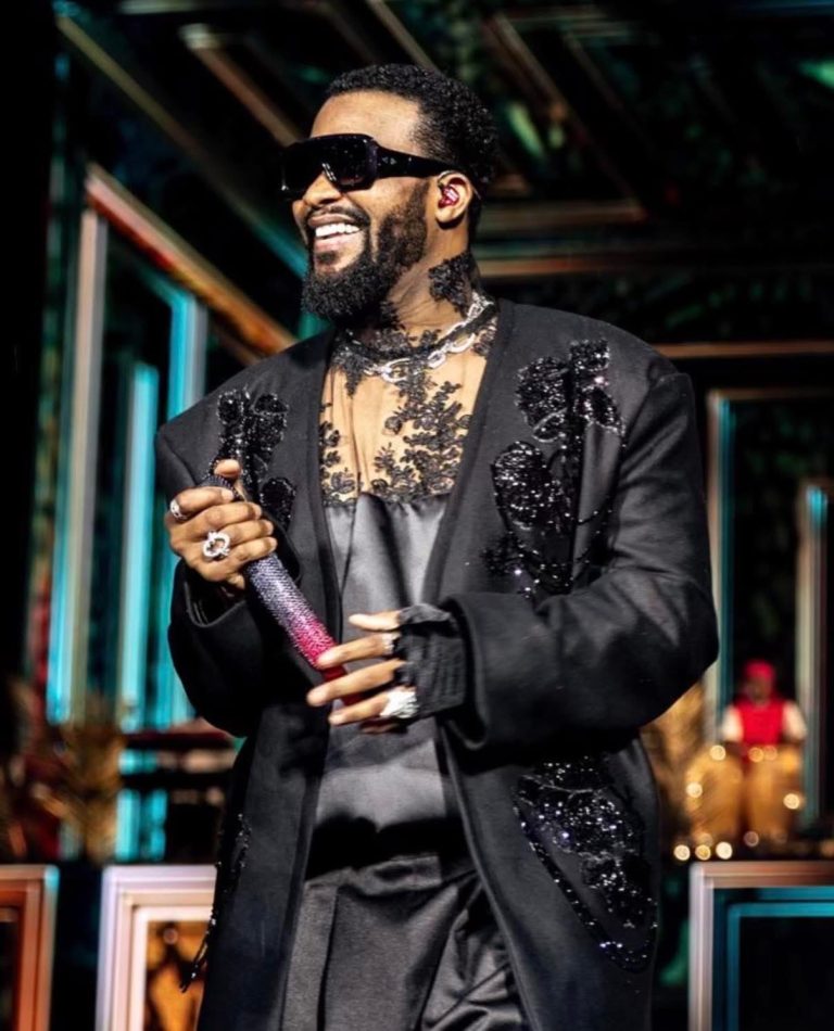 RDC : Décoré par Tshisekedi, Fally Ipupa dédie son honneur à la musique congolaise et à l’identité nationale